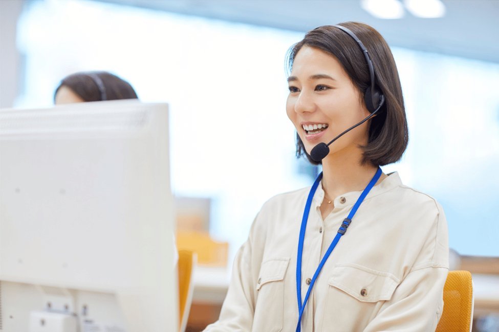 Customer support agent using Freshdesk to respond to queries faster